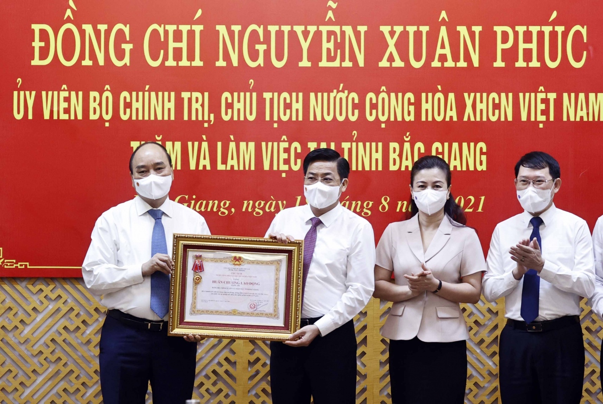 Chủ tịch nước trao Huân chương Lao động hạng Ba cho Bắc Giang vì thành tích chống dịch